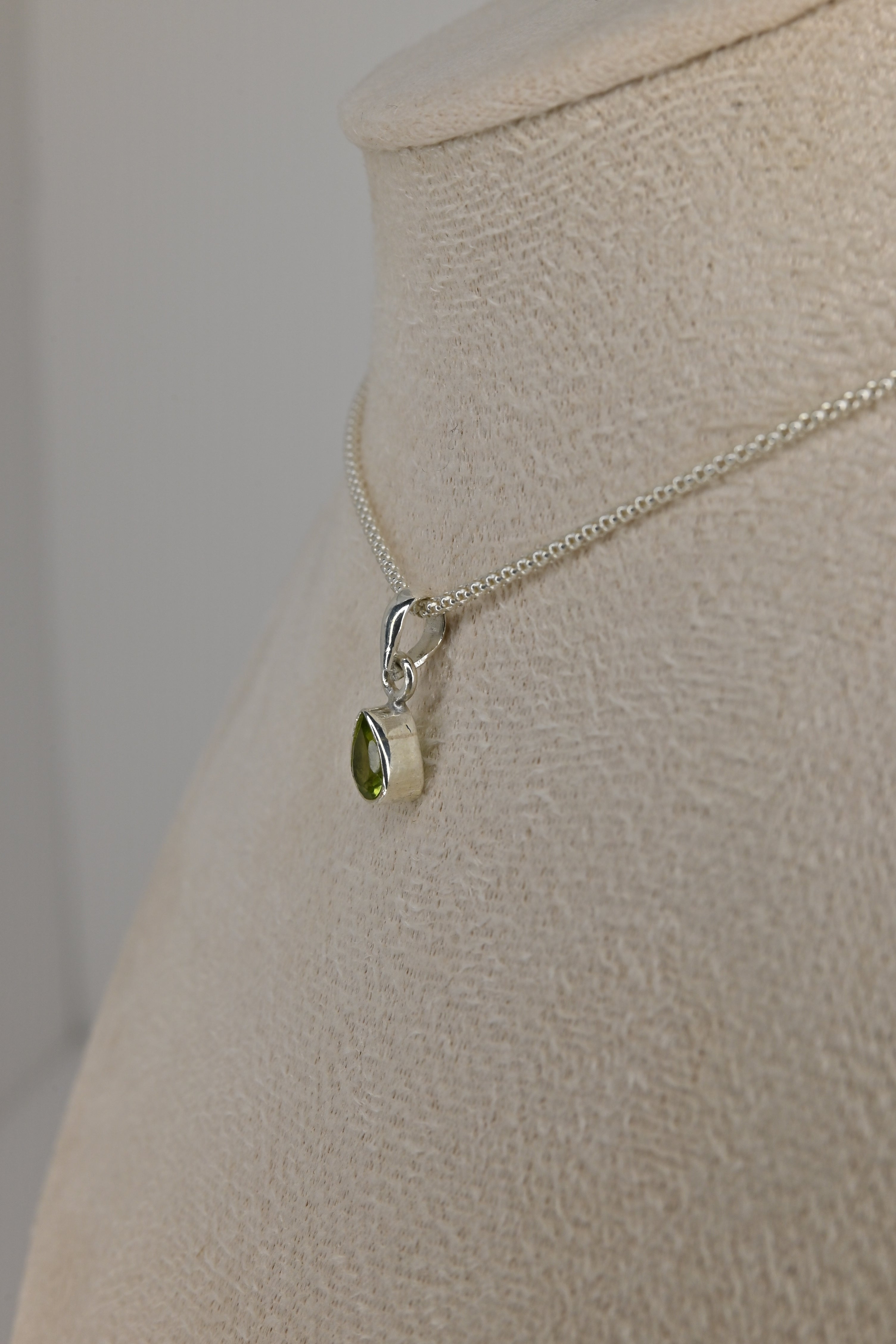 Colgante Olivino Tallado Lágrima Plata | Luz Verde