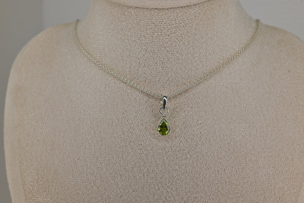 Colgante Olivino Tallado Lágrima Plata | Luz Verde