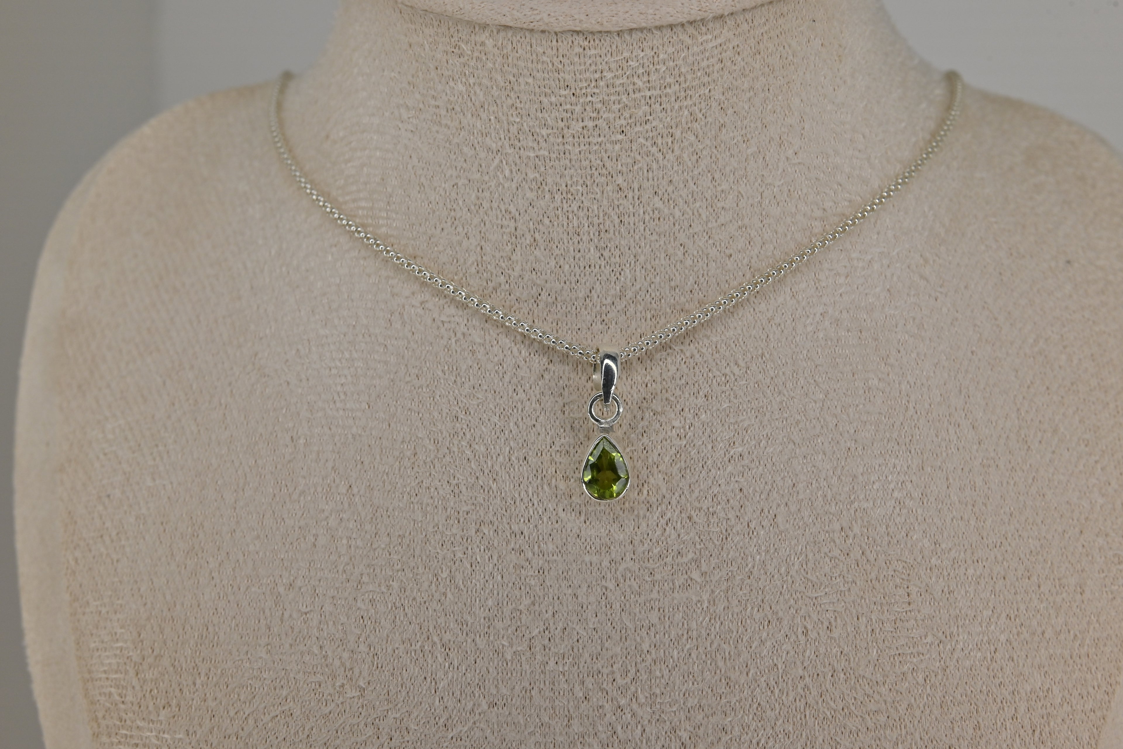 Colgante Olivino Tallado Lágrima Plata | Luz Verde