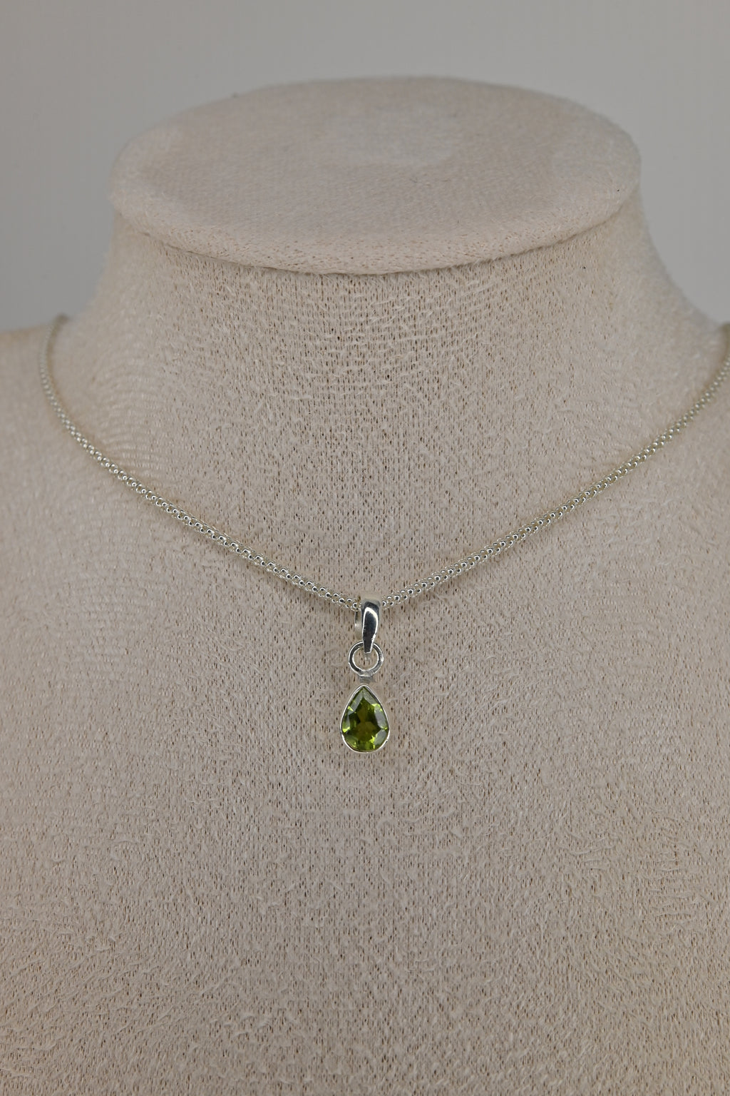 Colgante Olivino Tallado Lágrima Plata | Luz Verde