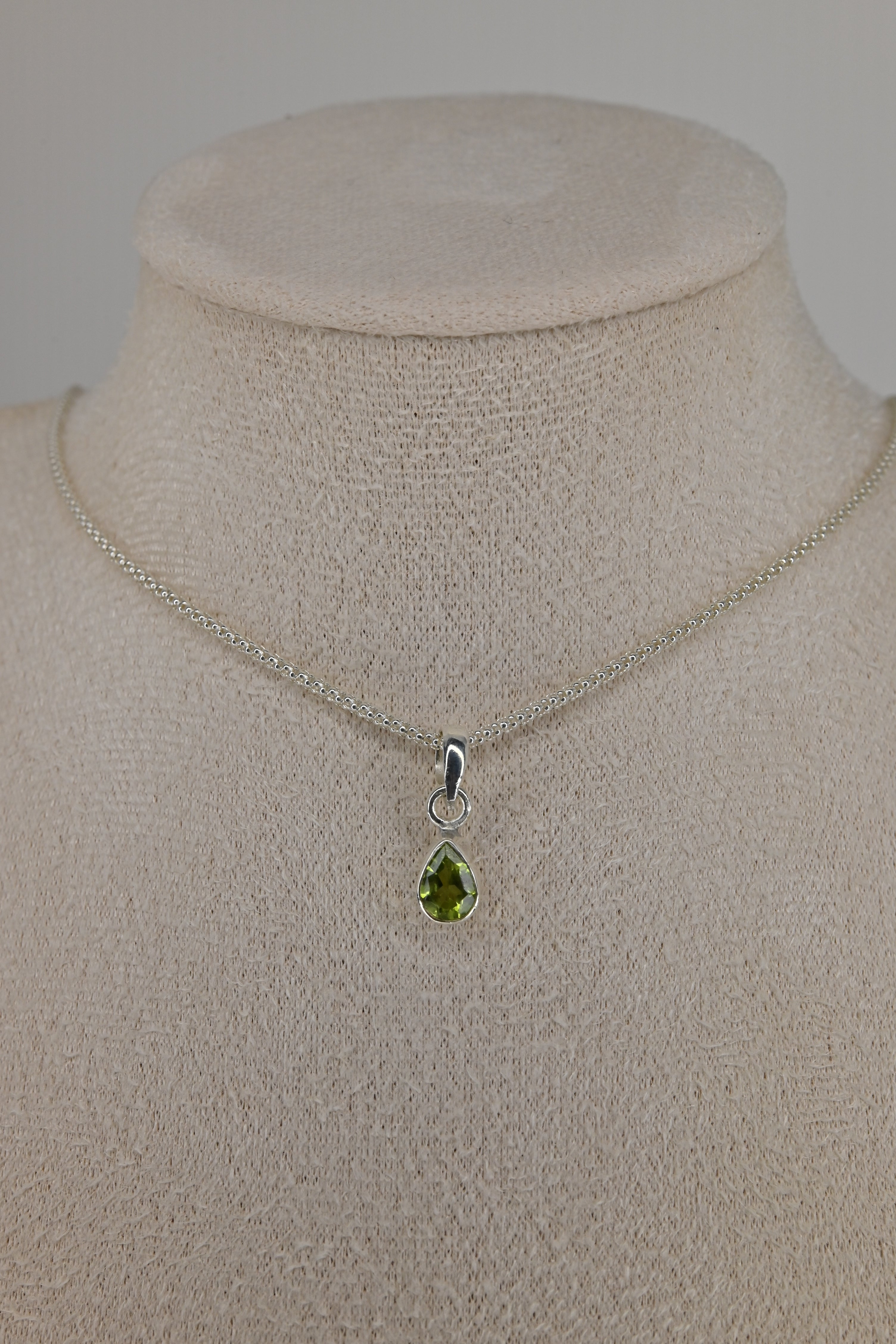 Colgante Olivino Tallado Lágrima Plata | Luz Verde