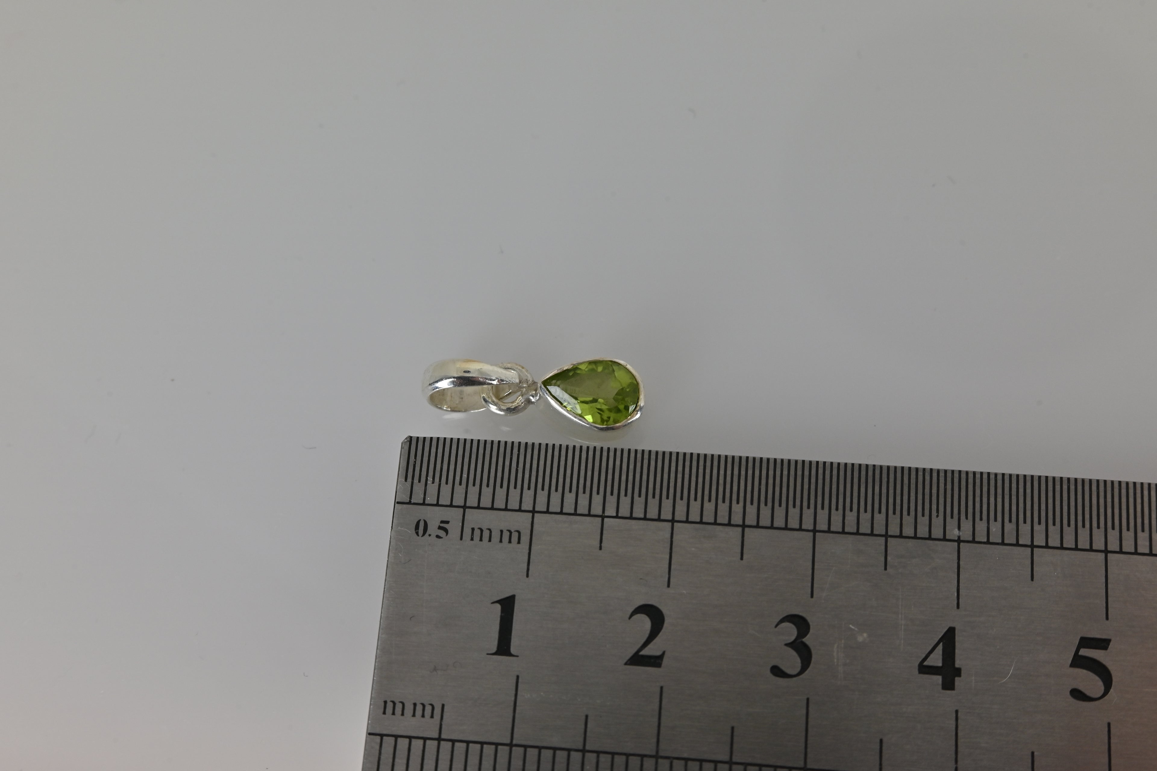Colgante Olivino Tallado Lágrima Plata | Luz Verde