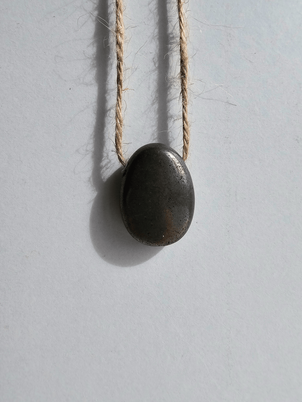 Colgante de pirita dorada perforado lateralmente (20–30 mm), ideal para confianza y enfoque emocional.