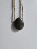 Colgante de pirita dorada perforado lateralmente (20–30 mm), ideal para confianza y enfoque emocional.