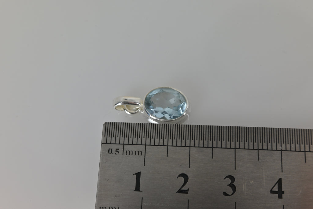 Colgante Topacio Azul Tallado Plata | Claridad y Comunicación