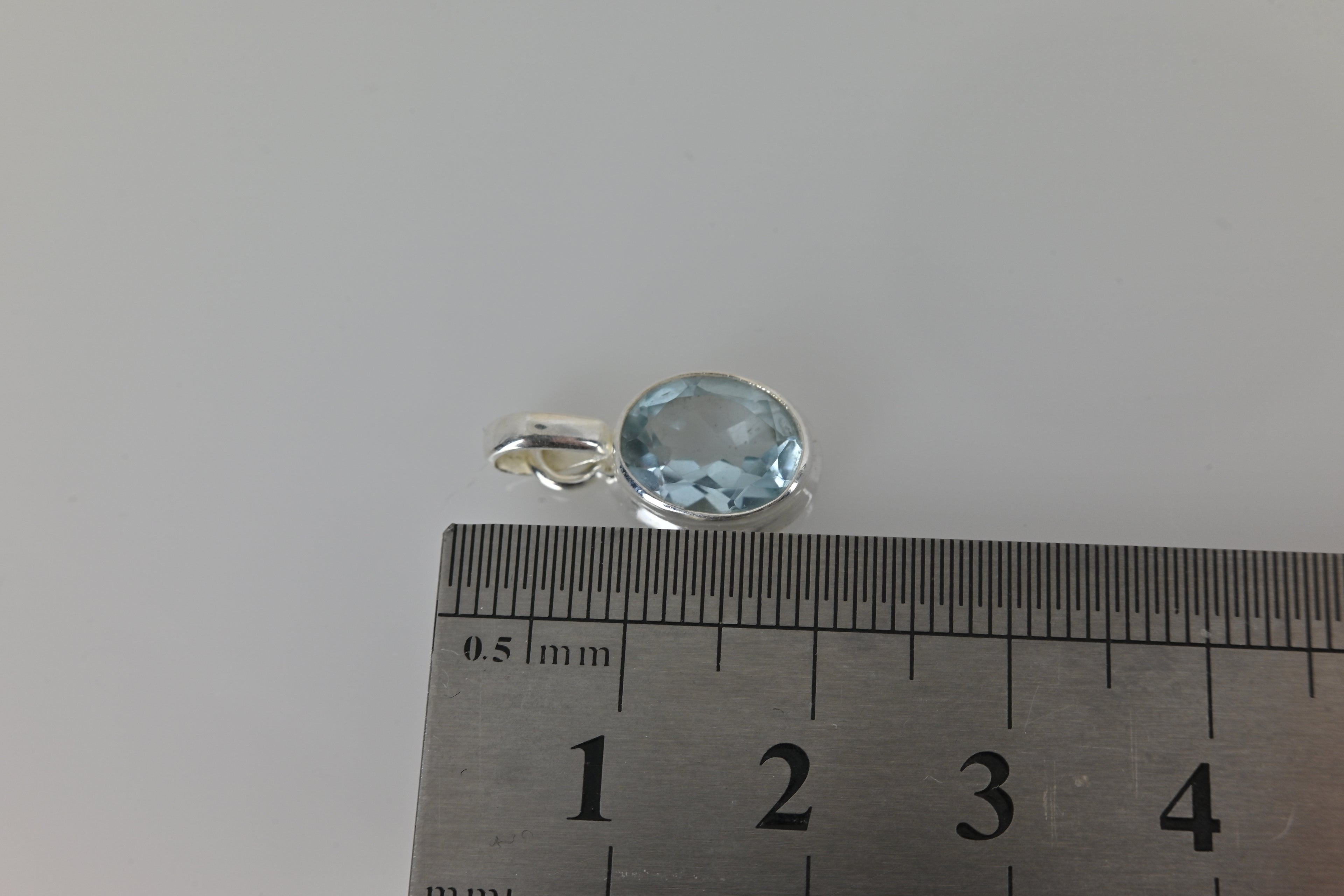 Colgante Topacio Azul Tallado Plata | Claridad y Comunicación
