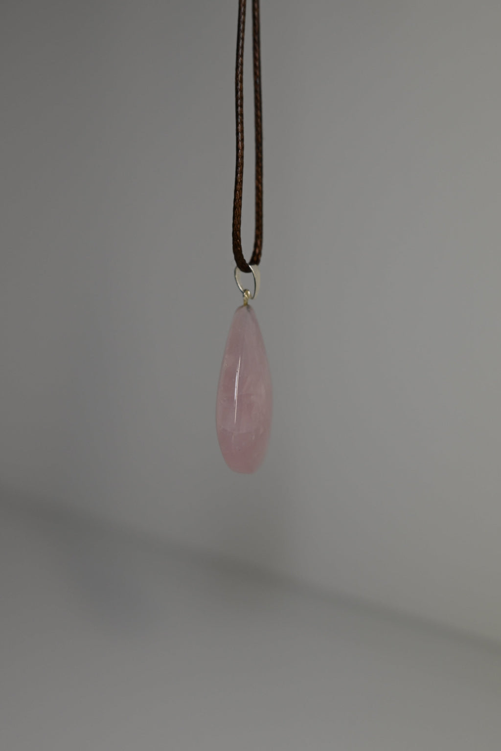 Colgante de Cuarzo Rosa extra en lágrima (plata)
