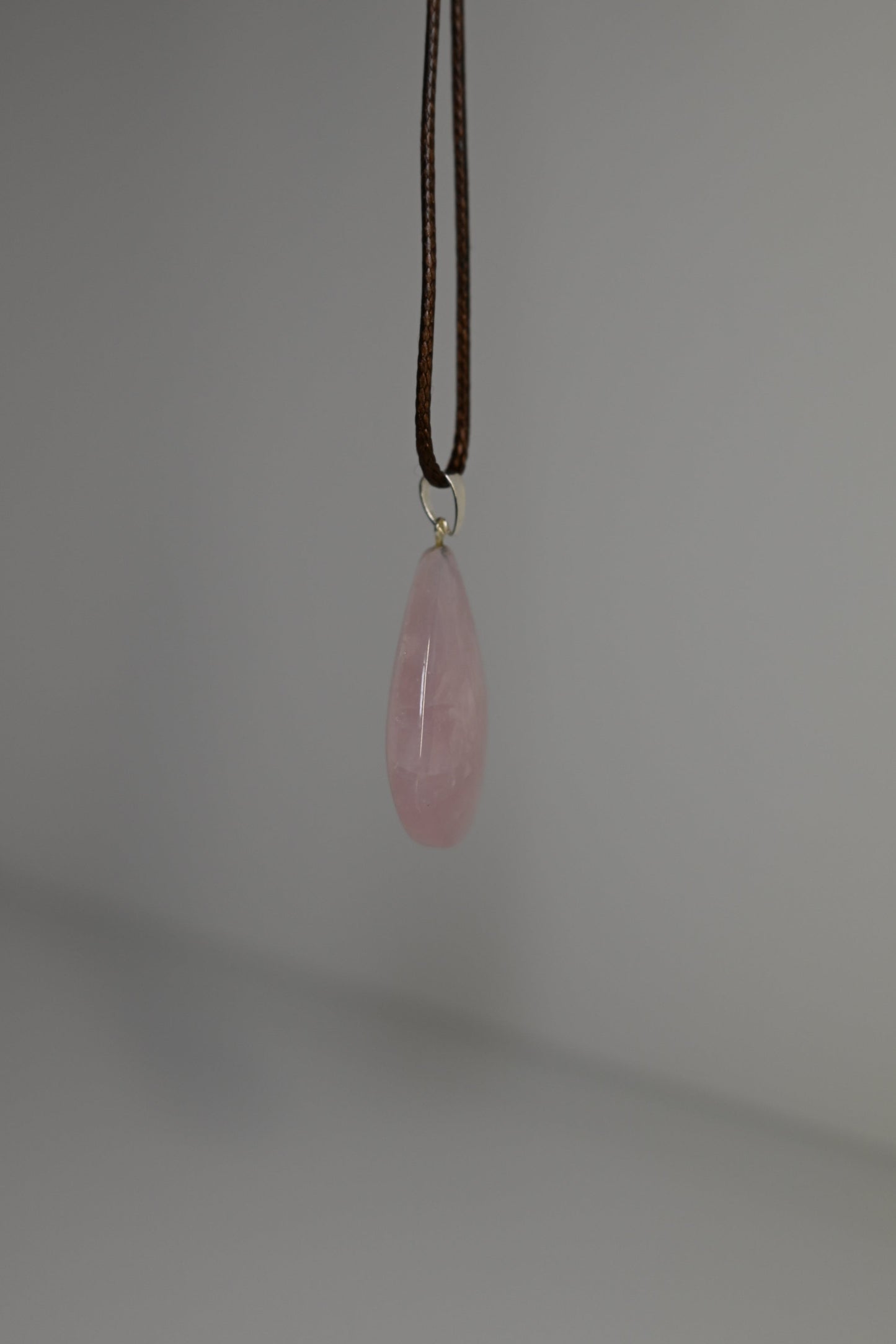 Colgante de Cuarzo Rosa extra en lágrima (plata)