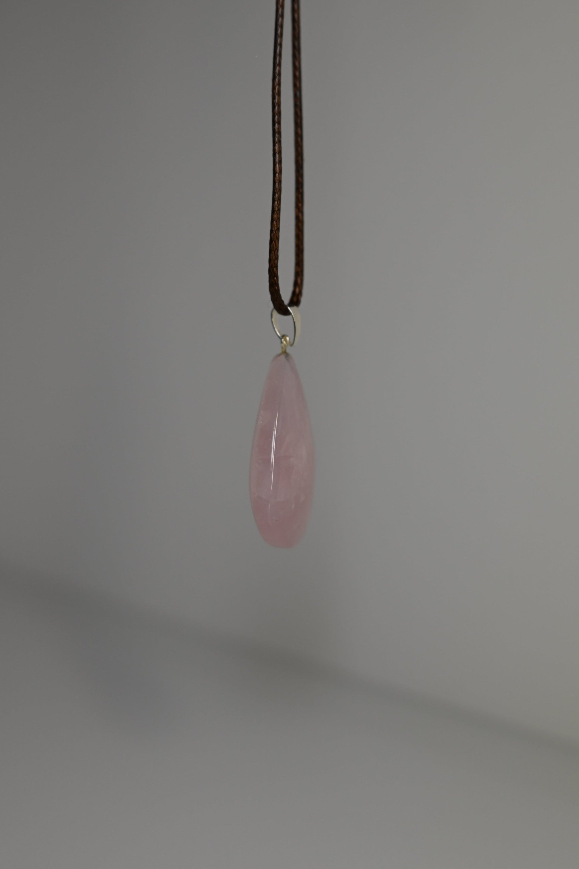 Colgante de Cuarzo Rosa extra en lágrima (plata)