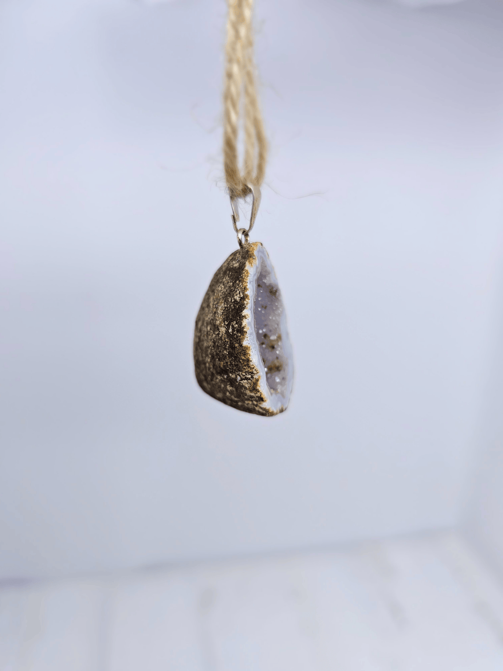 Colgante geodino de Ágata en baño de plata | equilibrio y protección suave