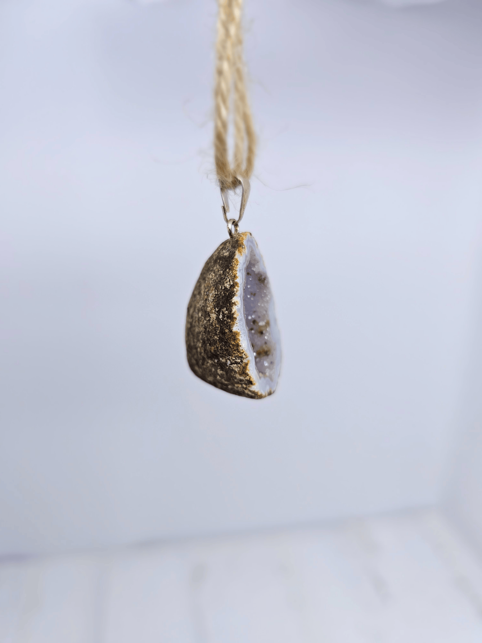 Colgante geodino de Ágata en baño de plata | equilibrio y protección suave