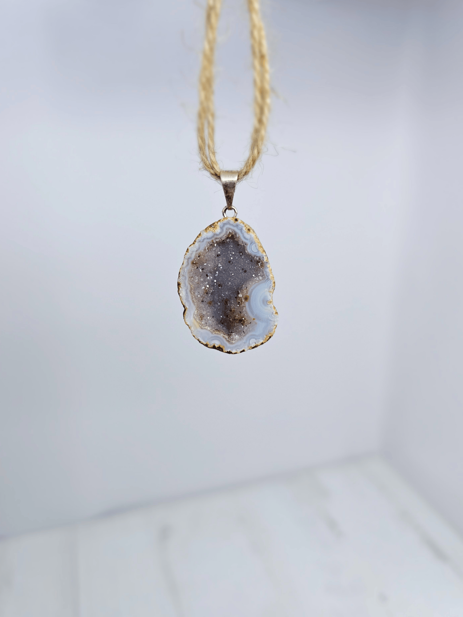 Colgante geodino de Ágata en baño de plata | equilibrio y protección suave