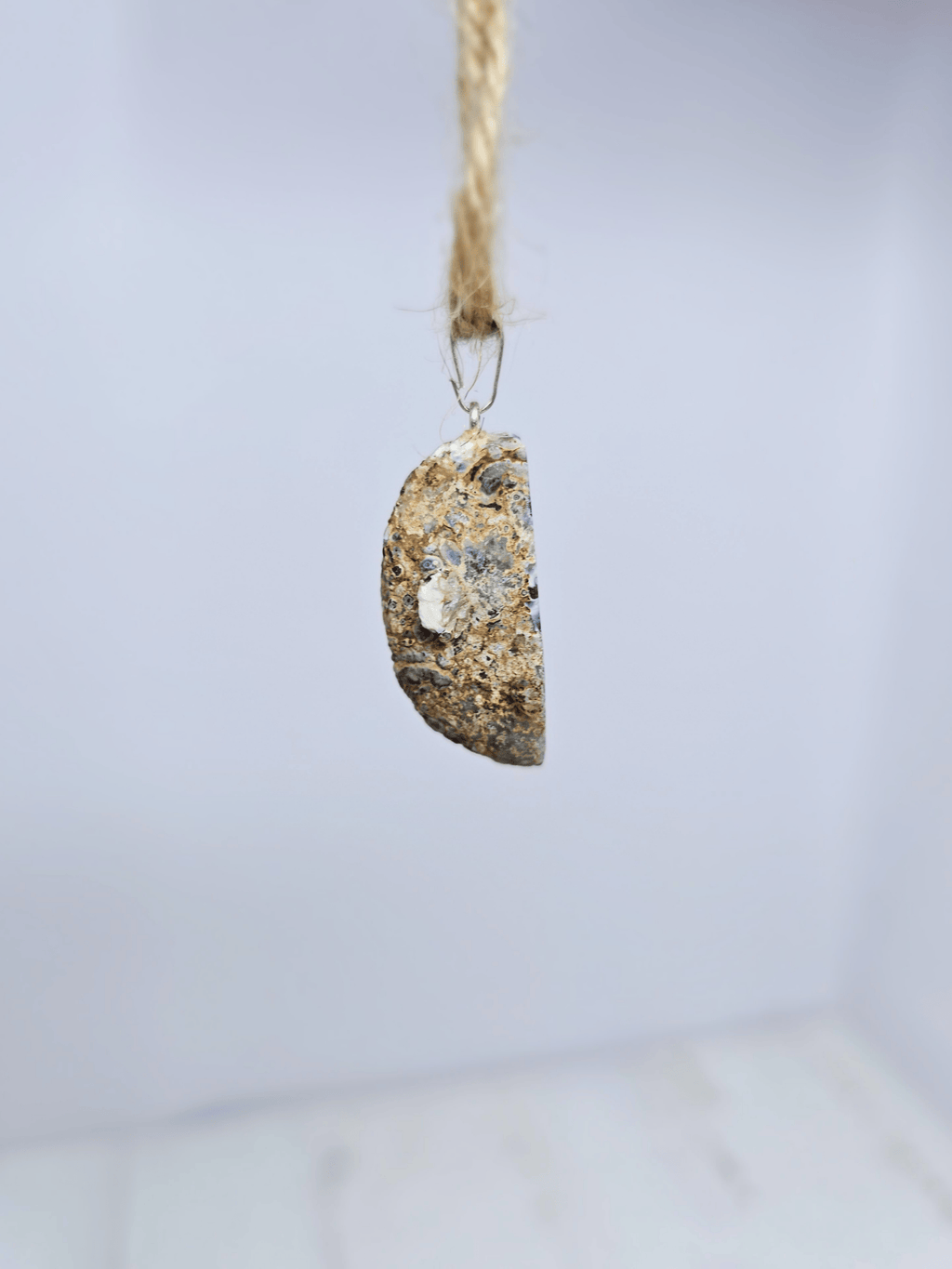 Colgante geodino de Ágata en baño de plata | equilibrio y protección suave