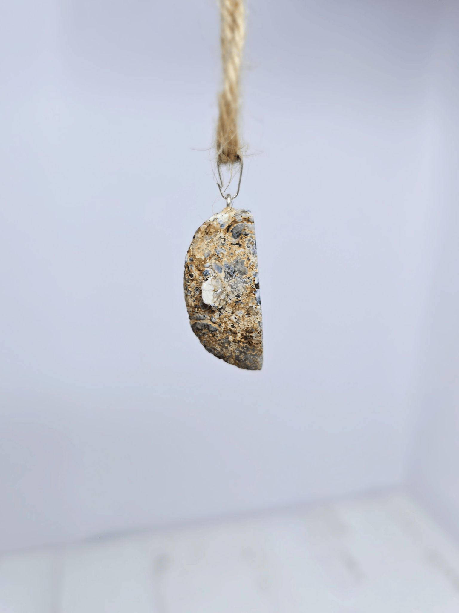 Colgante geodino de Ágata en baño de plata | equilibrio y protección suave