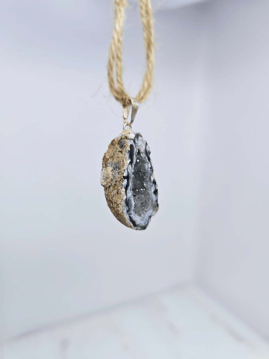 Colgante geodino de Ágata en baño de plata | equilibrio y protección suave