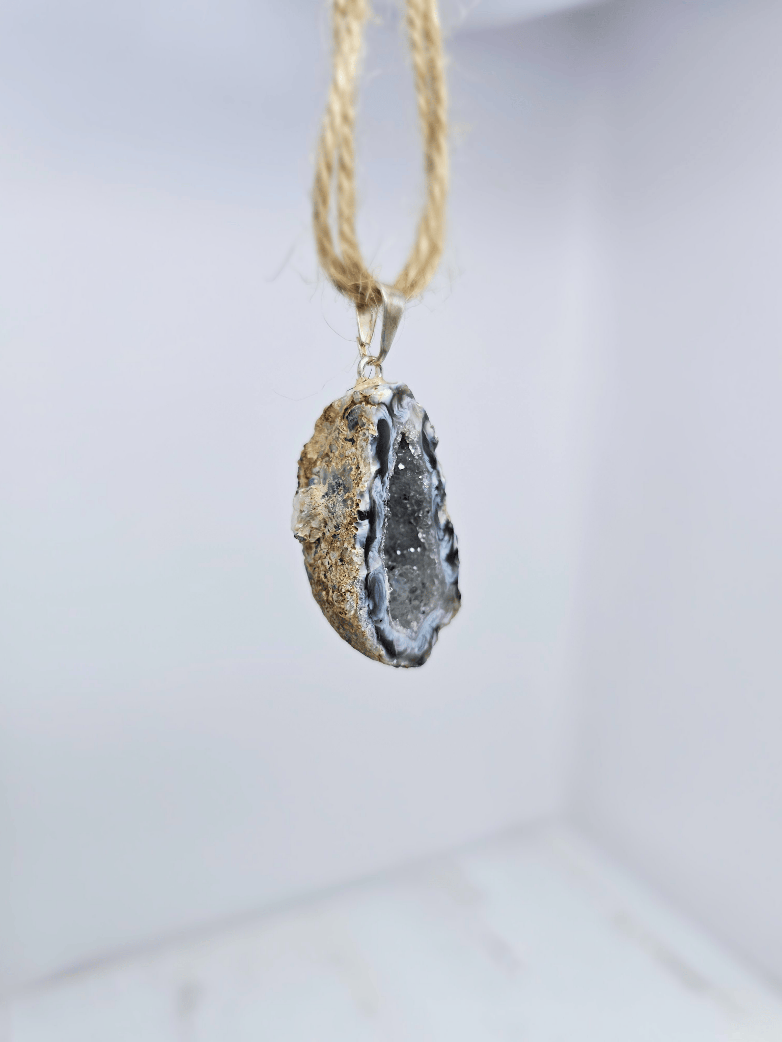 Colgante geodino de Ágata en baño de plata | equilibrio y protección suave