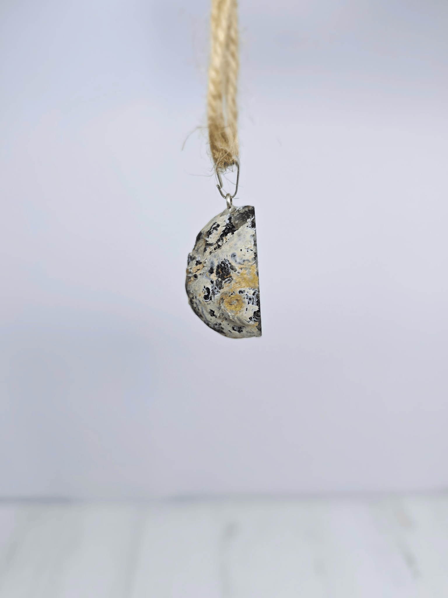 Colgante geodino de Ágata en baño de plata | equilibrio y protección suave