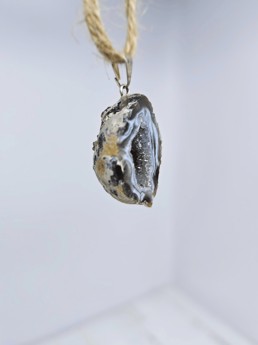 Colgante geodino de Ágata en baño de plata | equilibrio y protección suave