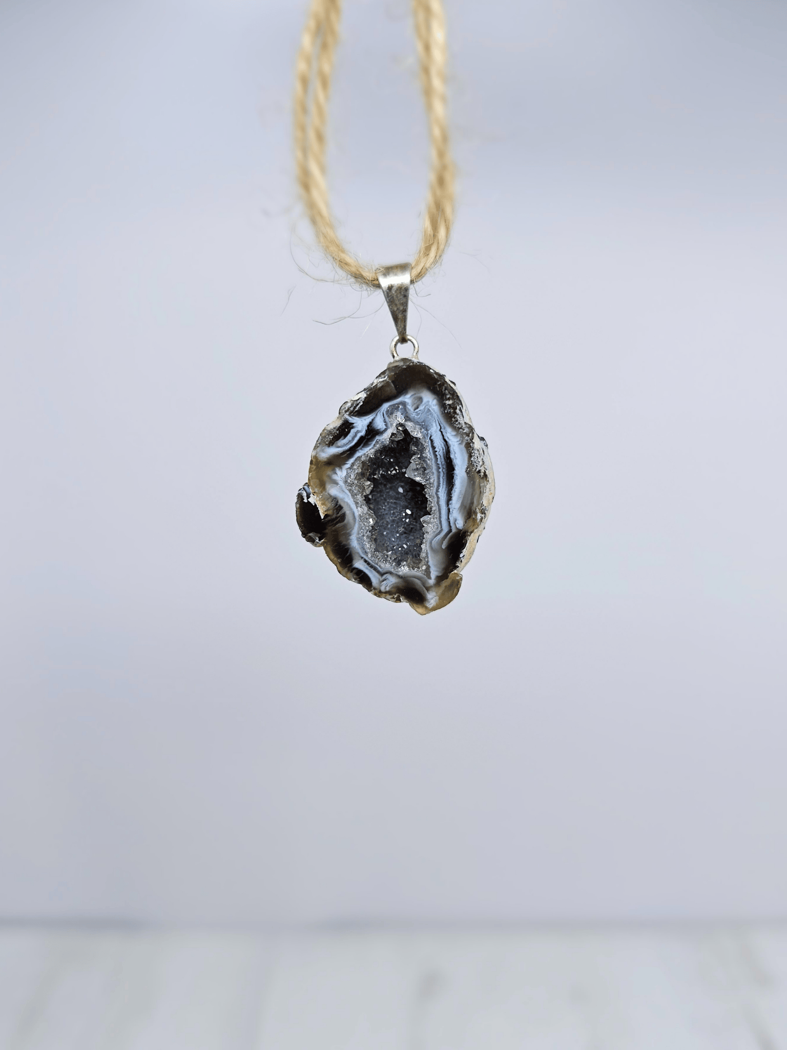 Colgante geodino de Ágata en baño de plata | equilibrio y protección suave