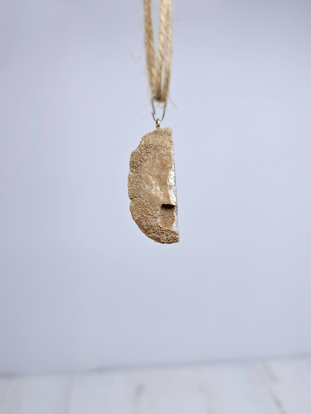 Colgante geodino de Ágata en baño de plata | equilibrio y protección suave