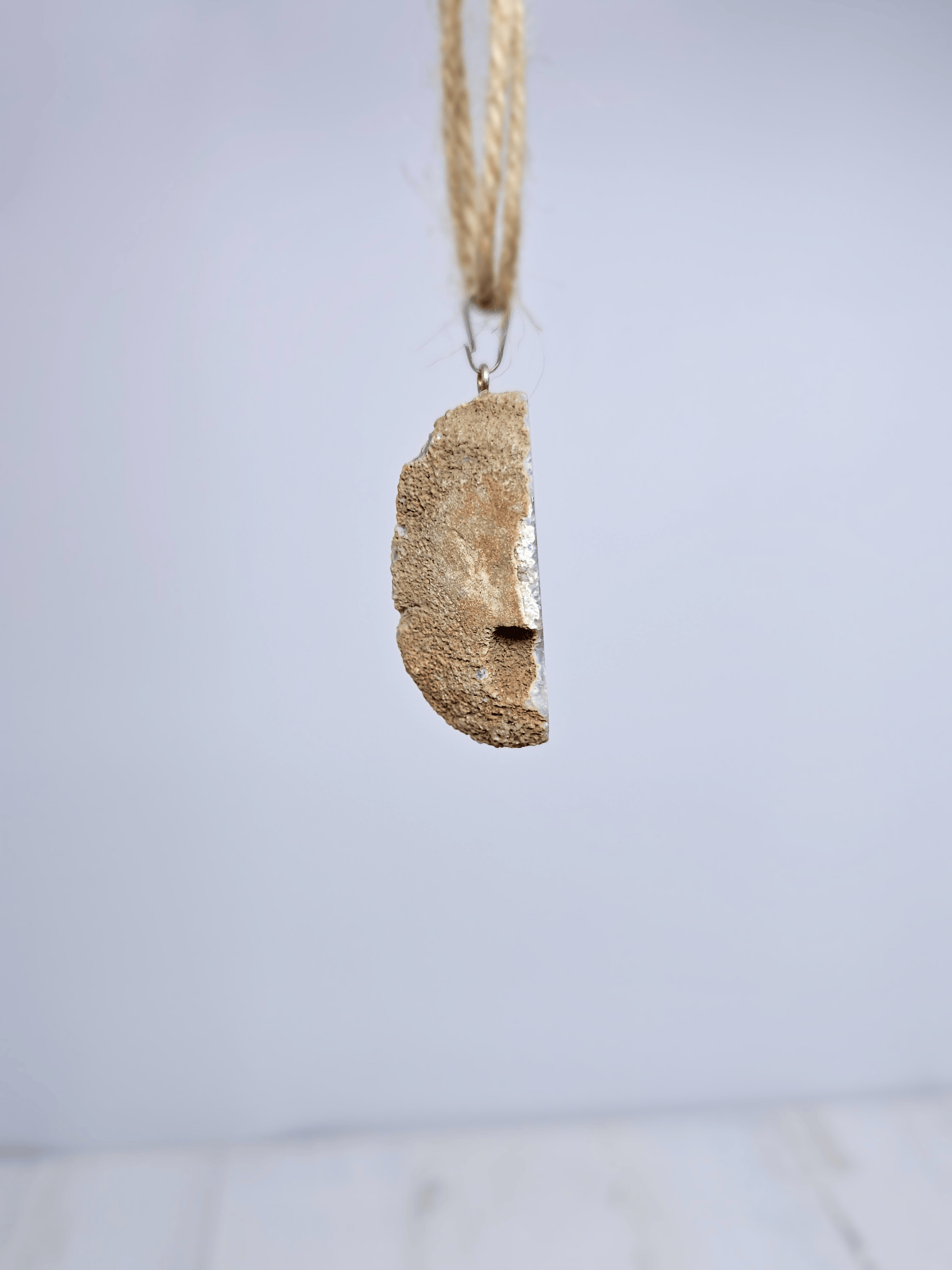 Colgante geodino de Ágata en baño de plata | equilibrio y protección suave