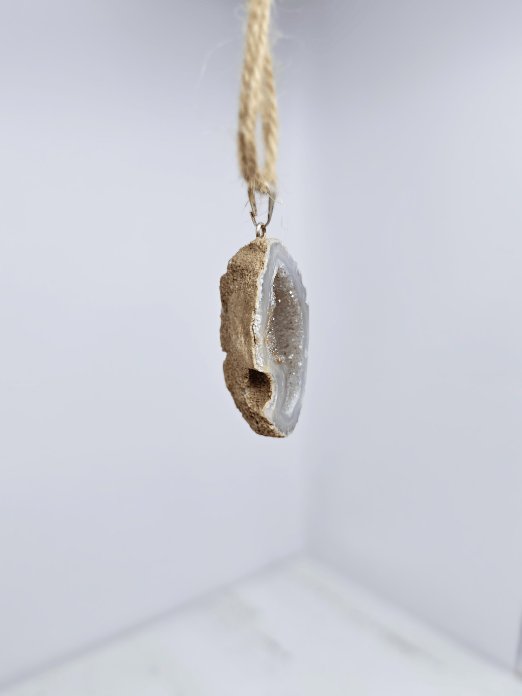 Colgante geodino de Ágata en baño de plata | equilibrio y protección suave