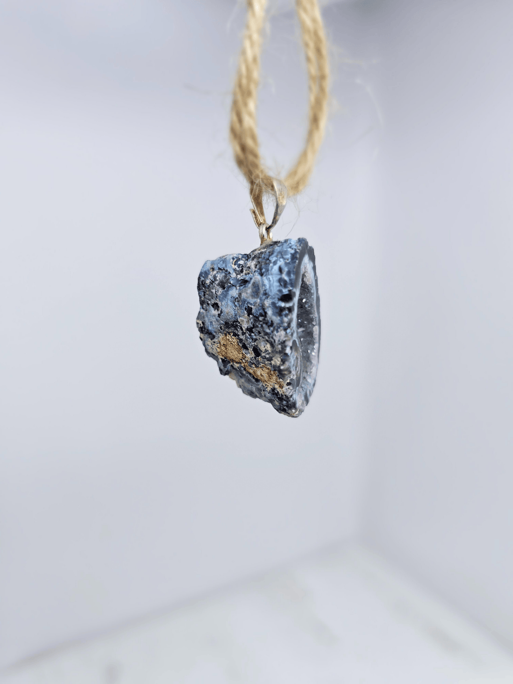 Colgante geodino de Ágata en baño de plata | equilibrio y protección suave