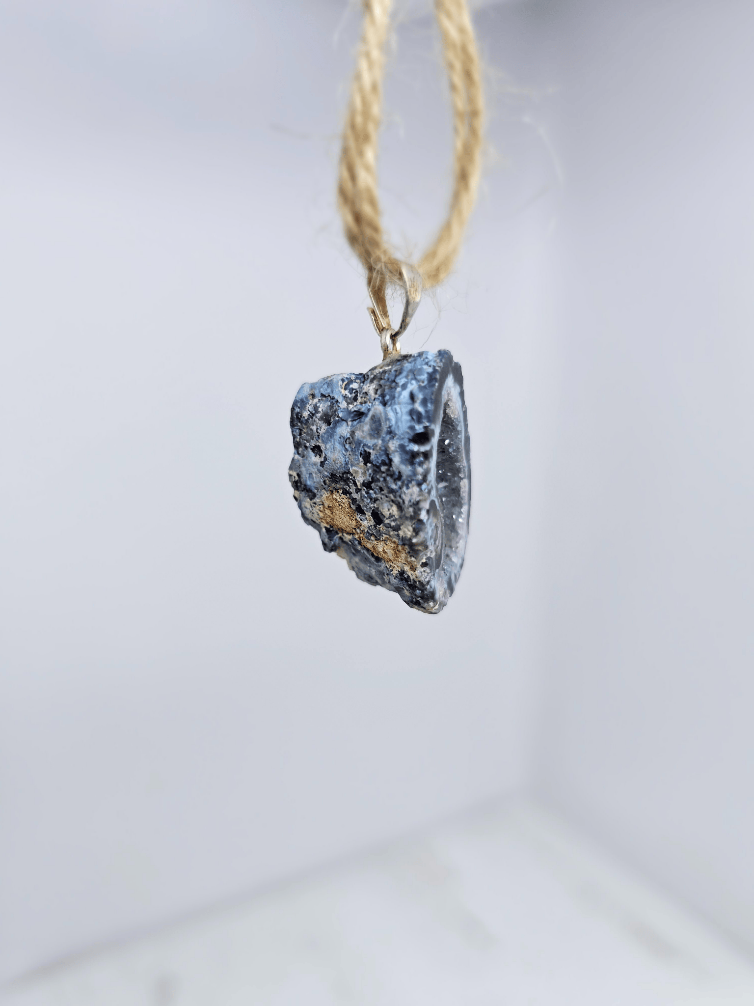 Colgante geodino de Ágata en baño de plata | equilibrio y protección suave