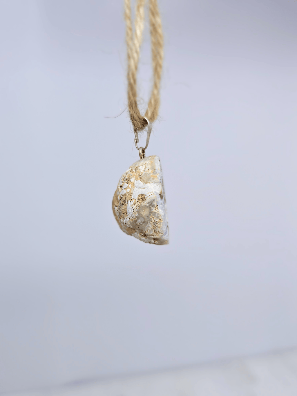 Colgante geodino de Ágata en baño de plata | equilibrio y protección suave