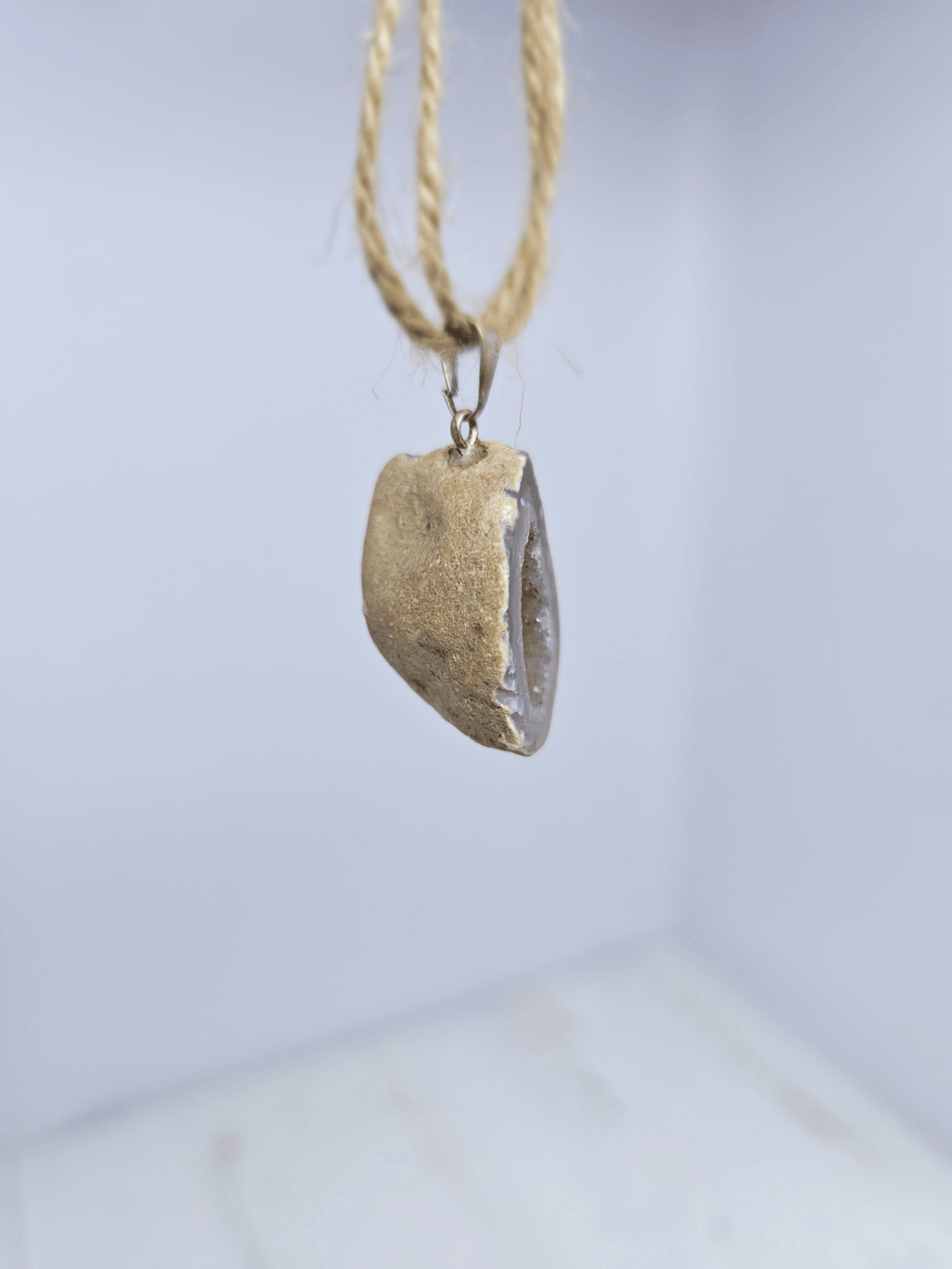 Colgante geodino de Ágata en baño de plata | equilibrio y protección suave