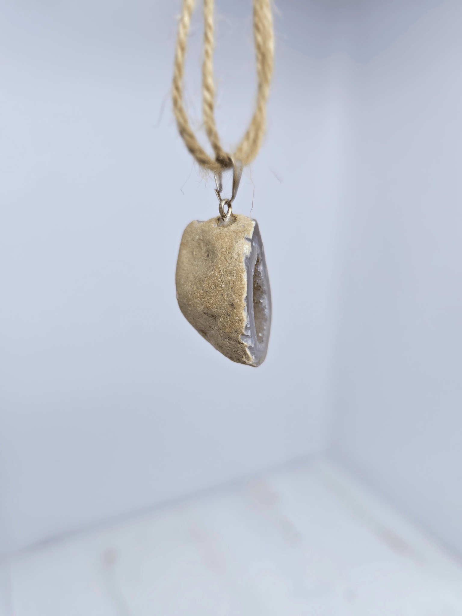 Colgante geodino de Ágata en baño de plata | equilibrio y protección suave