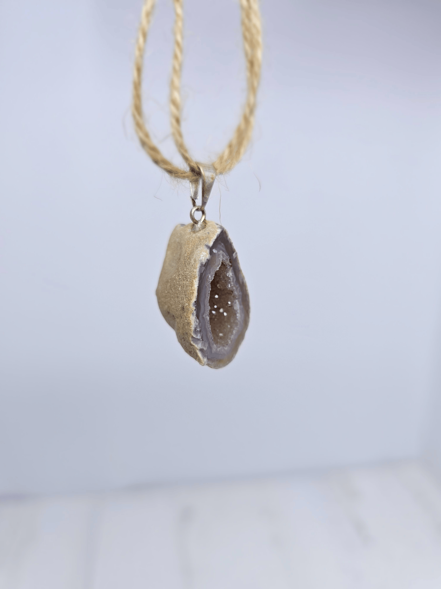 Colgante geodino de Ágata en baño de plata | equilibrio y protección suave