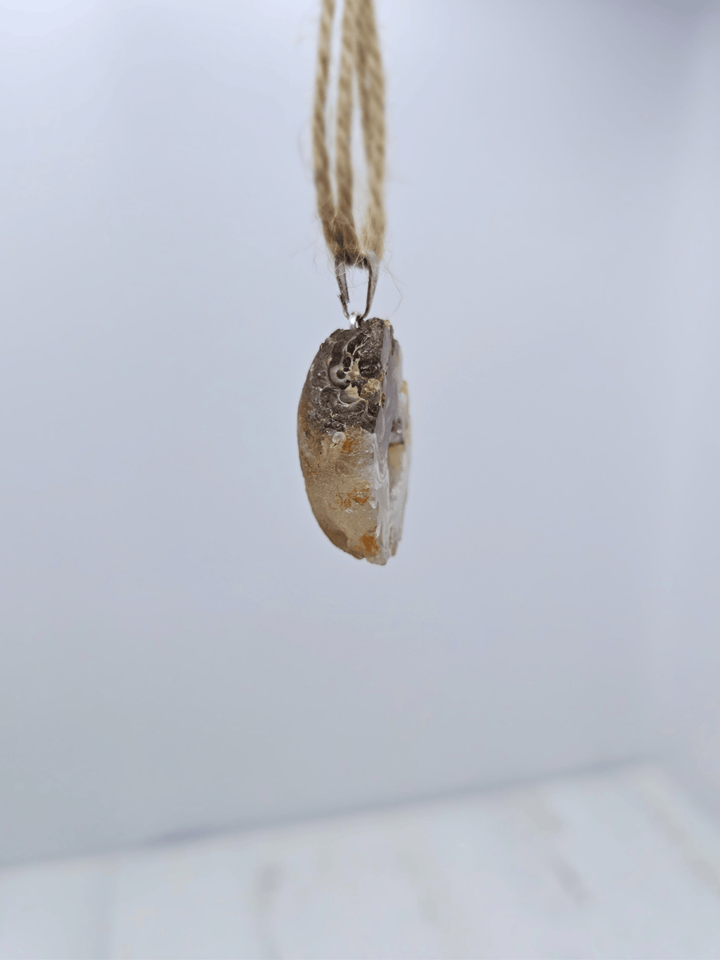 Colgante geodino de Ágata en baño de plata | equilibrio y protección suave