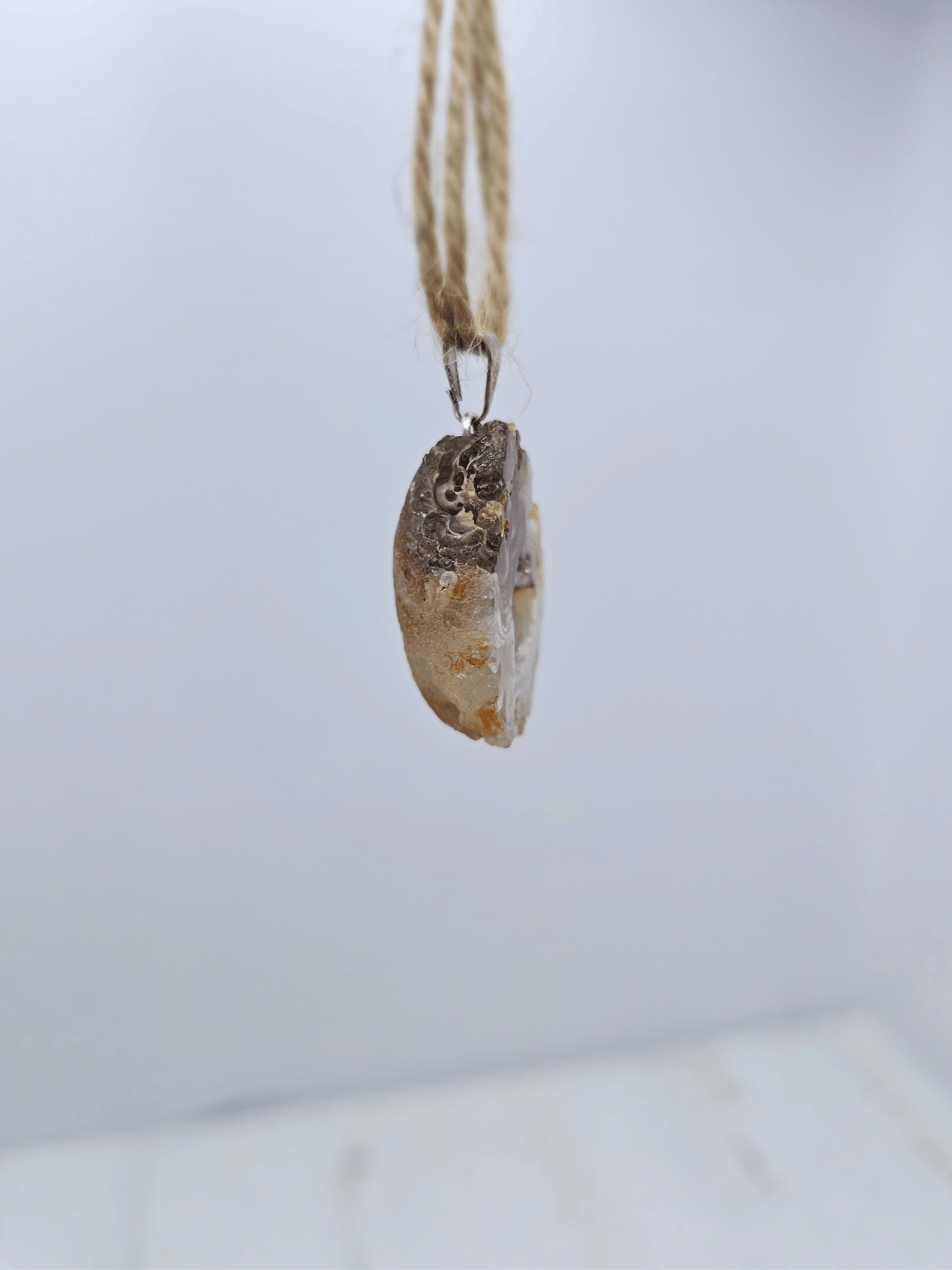 Colgante geodino de Ágata en baño de plata | equilibrio y protección suave