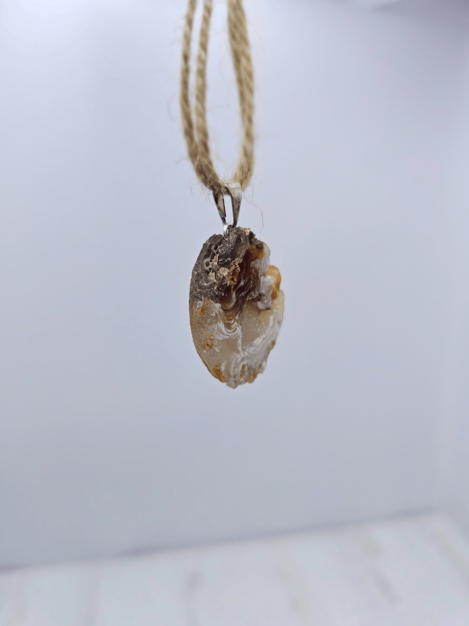 Colgante geodino de Ágata en baño de plata | equilibrio y protección suave