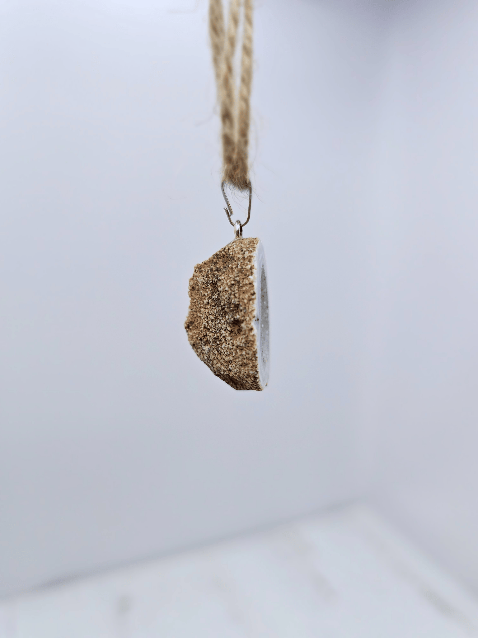 Colgante geodino de Ágata en baño de plata | equilibrio y protección suave