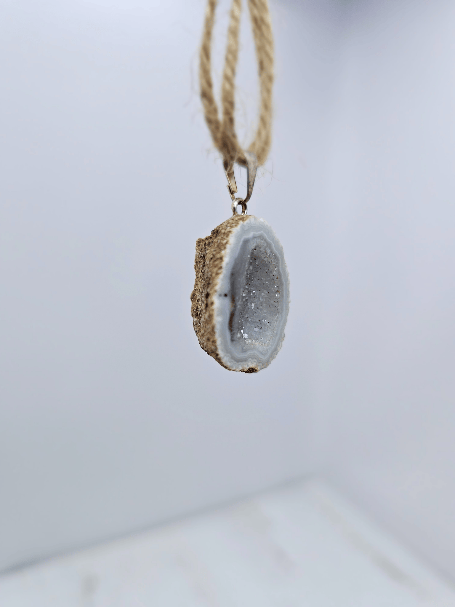 Colgante geodino de Ágata en baño de plata | equilibrio y protección suave