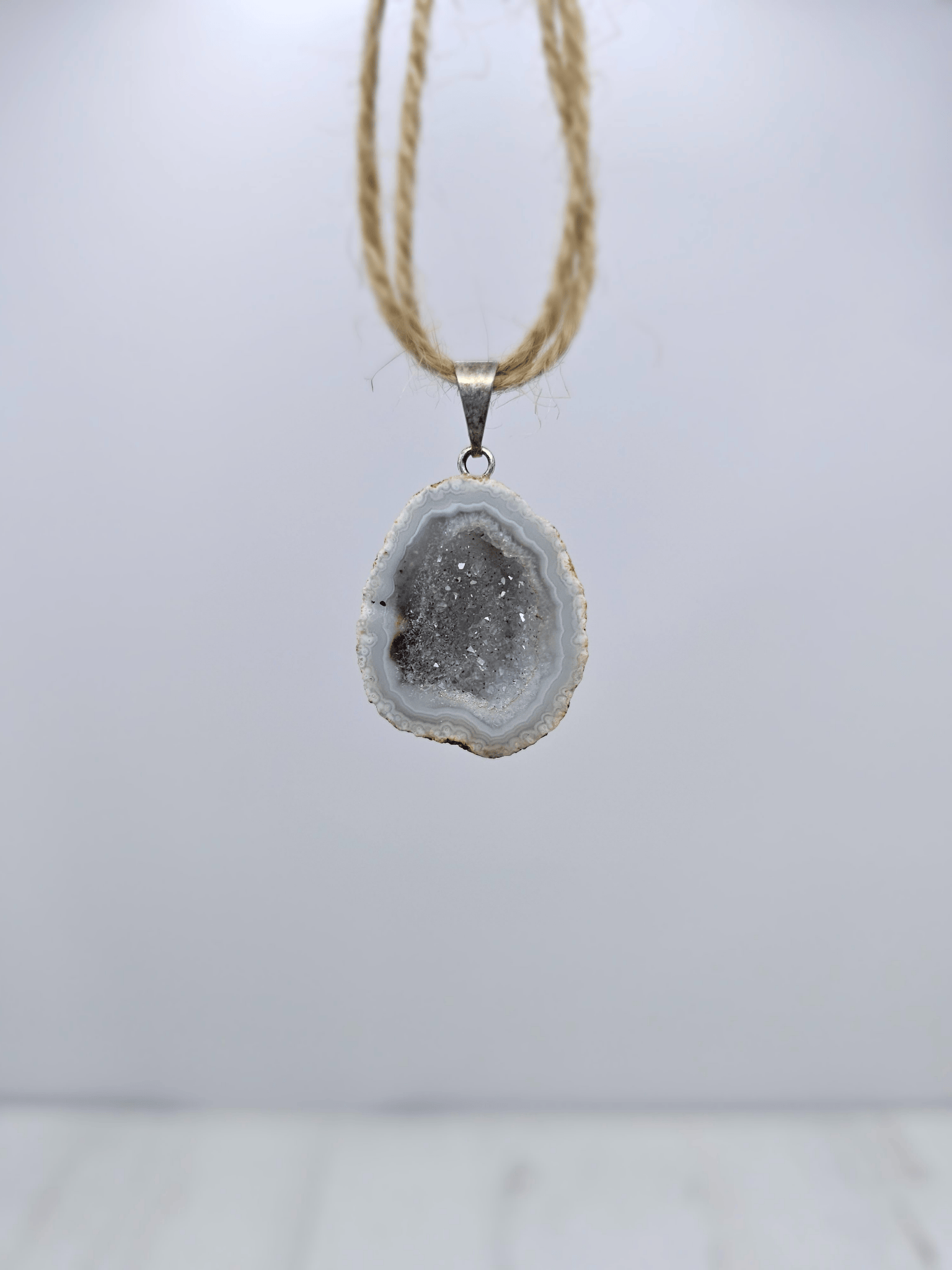 Colgante geodino de Ágata en baño de plata | equilibrio y protección suave