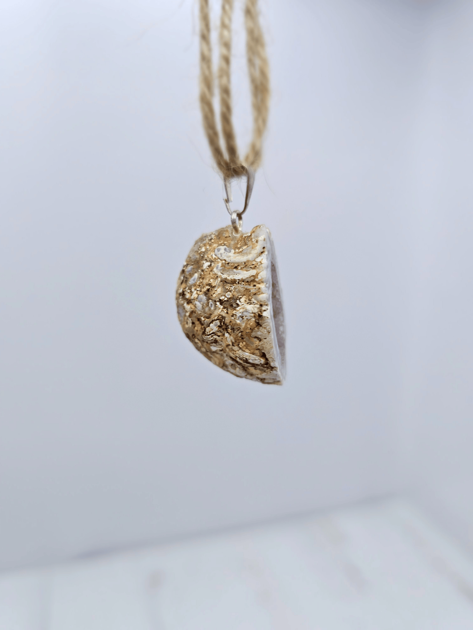 Colgante geodino de Ágata en baño de plata | equilibrio y protección suave