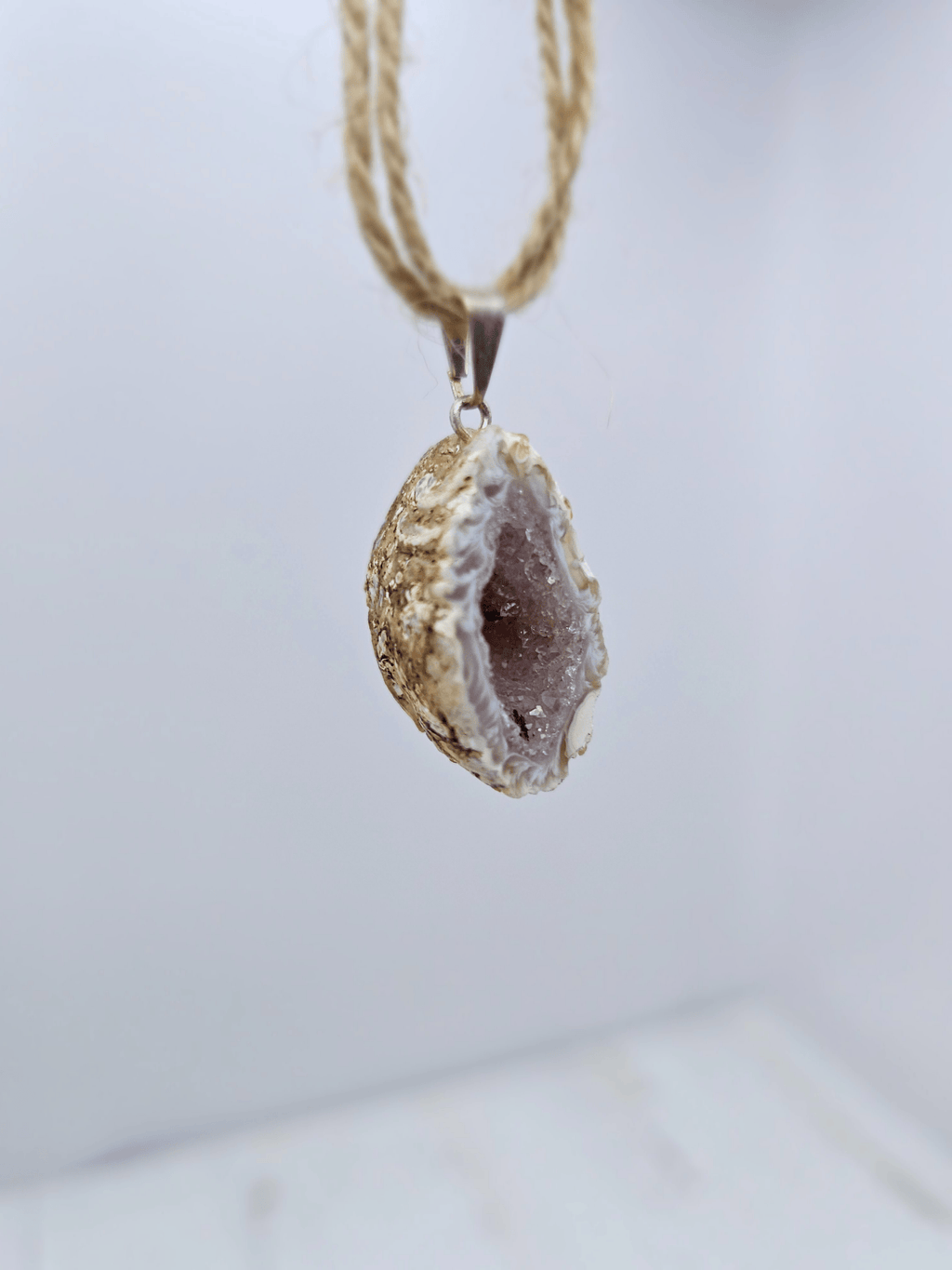 Colgante geodino de Ágata en baño de plata | equilibrio y protección suave