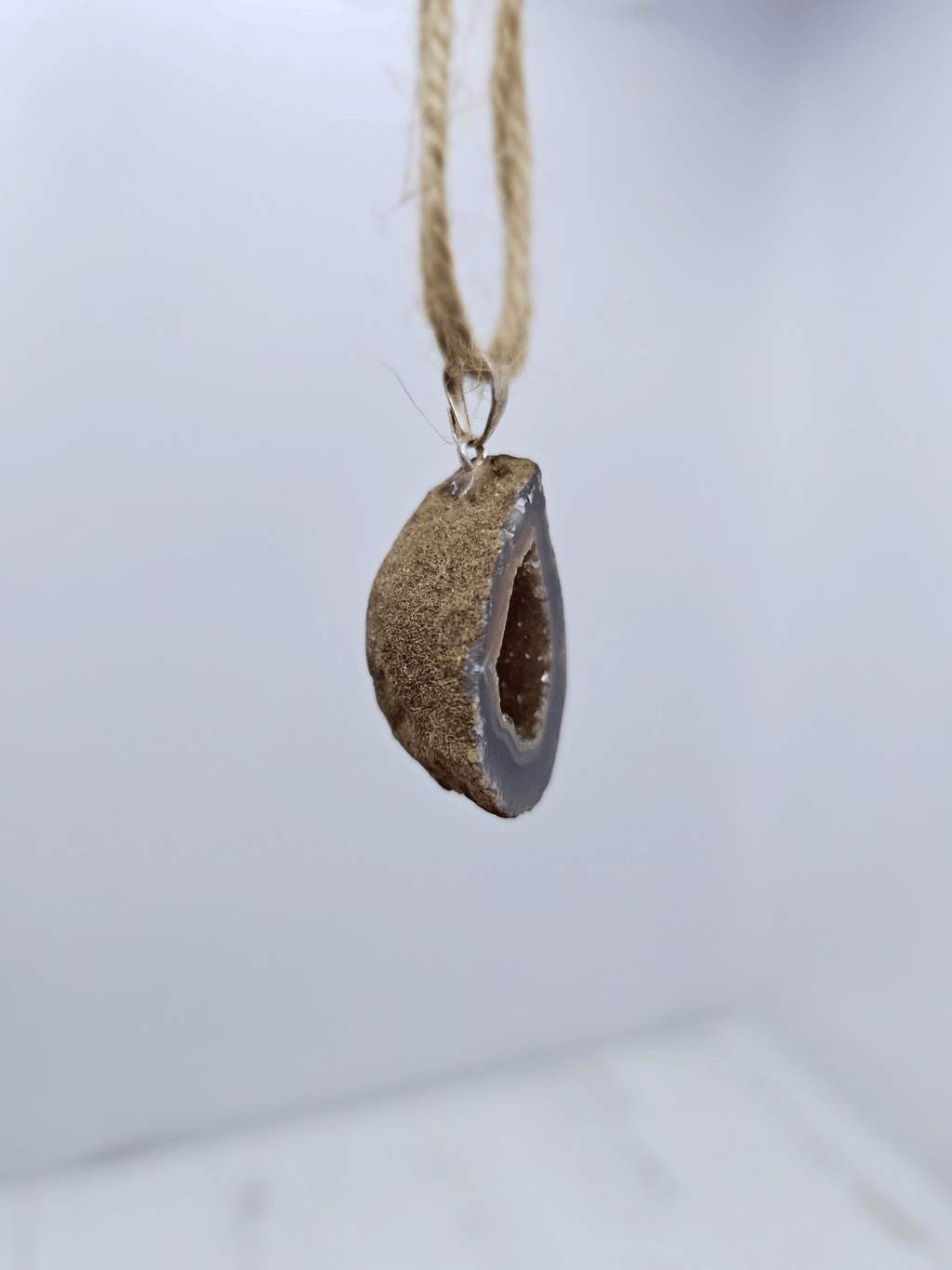 Colgante geodino de Ágata en baño de plata | equilibrio y protección suave