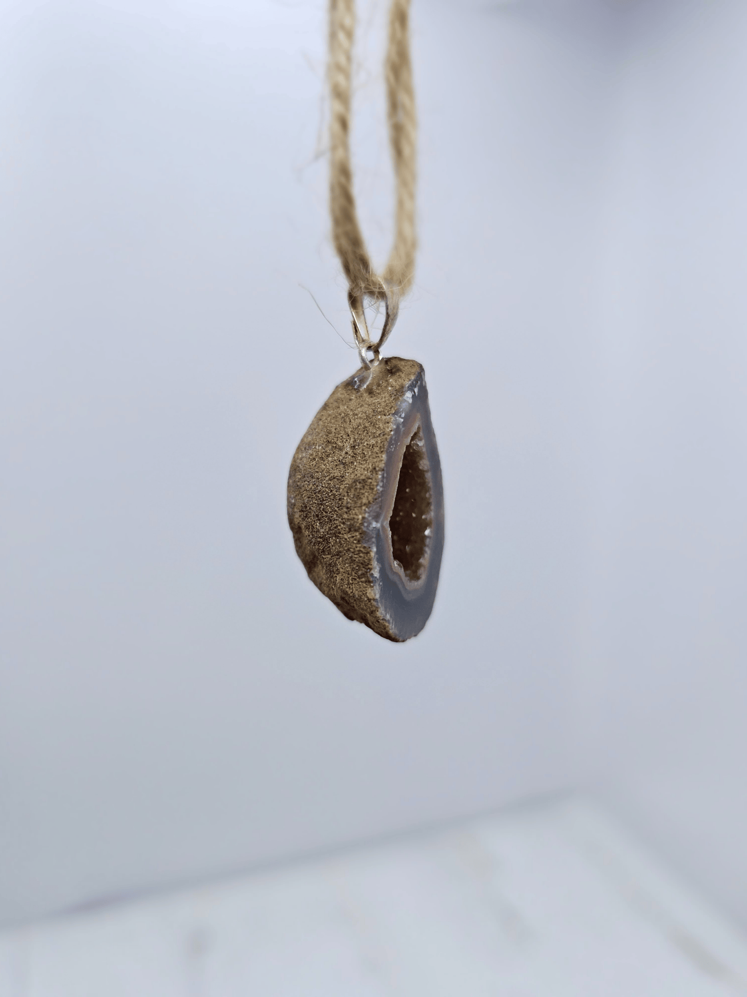 Colgante geodino de Ágata en baño de plata | equilibrio y protección suave