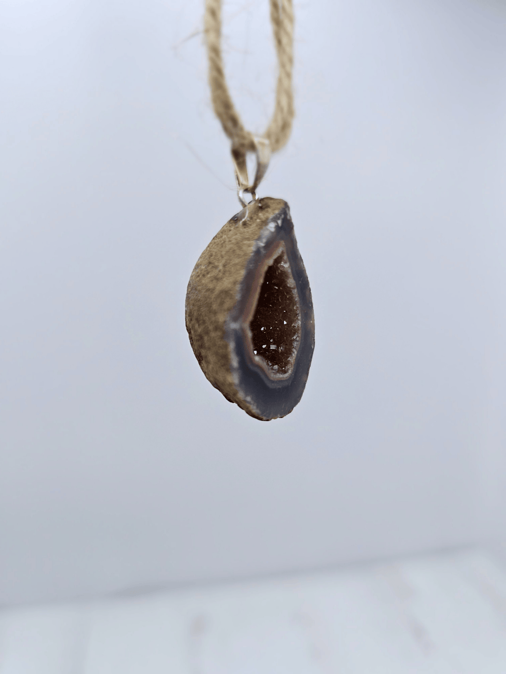 Colgante geodino de Ágata en baño de plata | equilibrio y protección suave