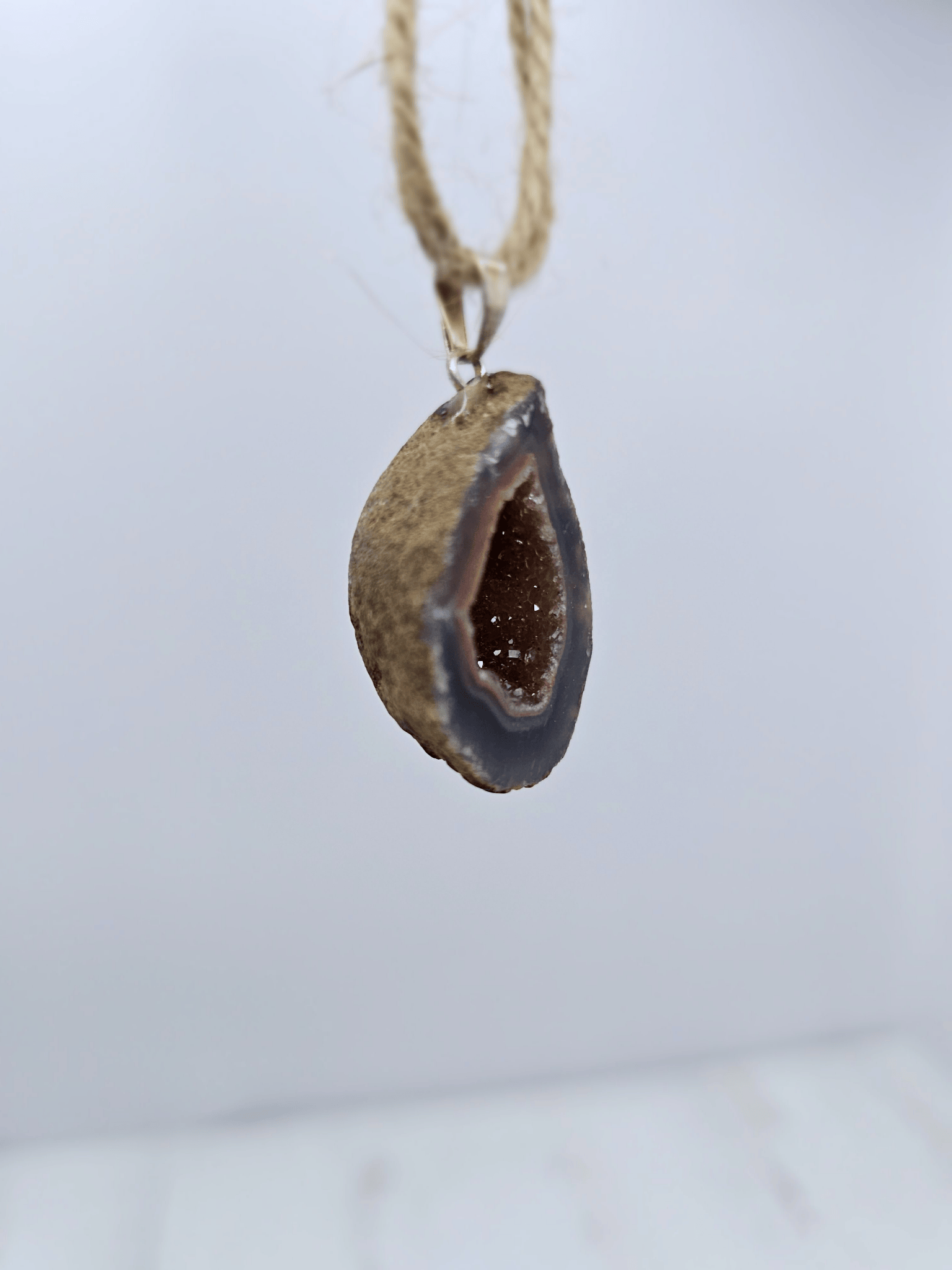 Colgante geodino de Ágata en baño de plata | equilibrio y protección suave