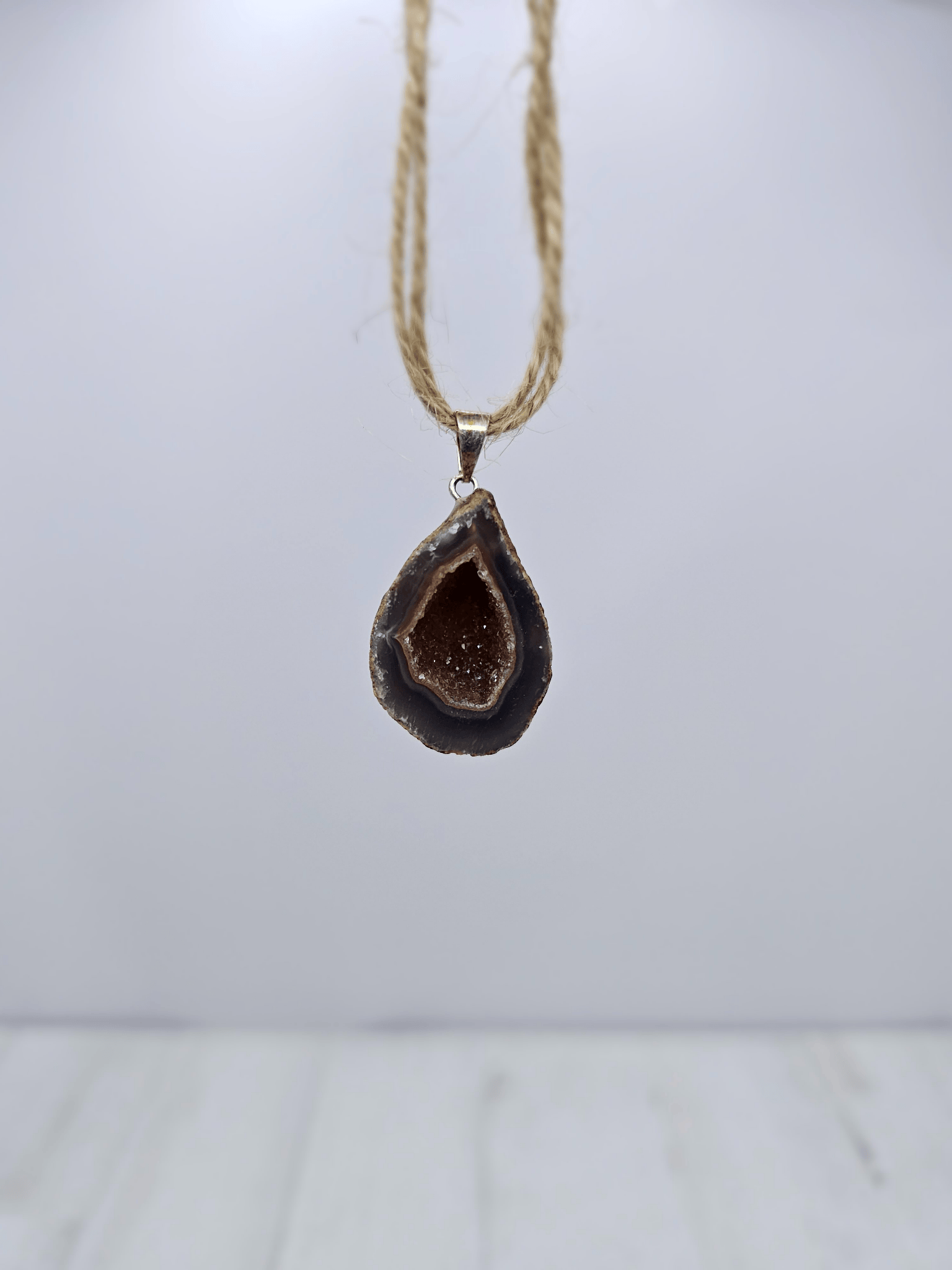 Colgante geodino de Ágata en baño de plata | equilibrio y protección suave