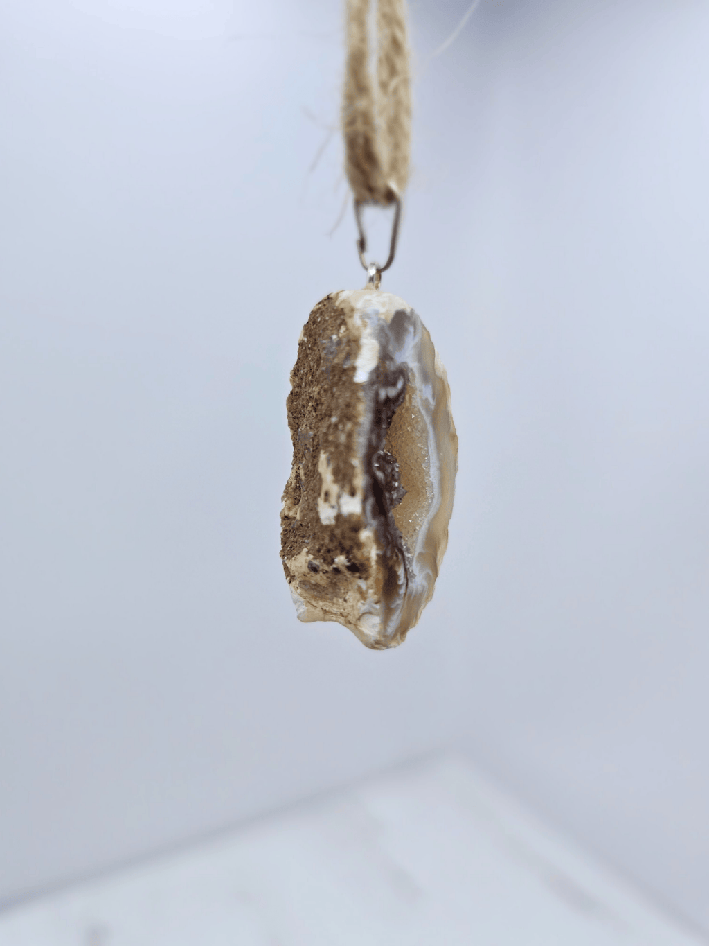 Colgante geodino de Ágata en baño de plata | equilibrio y protección suave