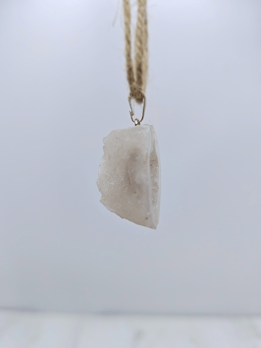 Colgante geodino de Ágata en baño de plata | equilibrio y protección suave