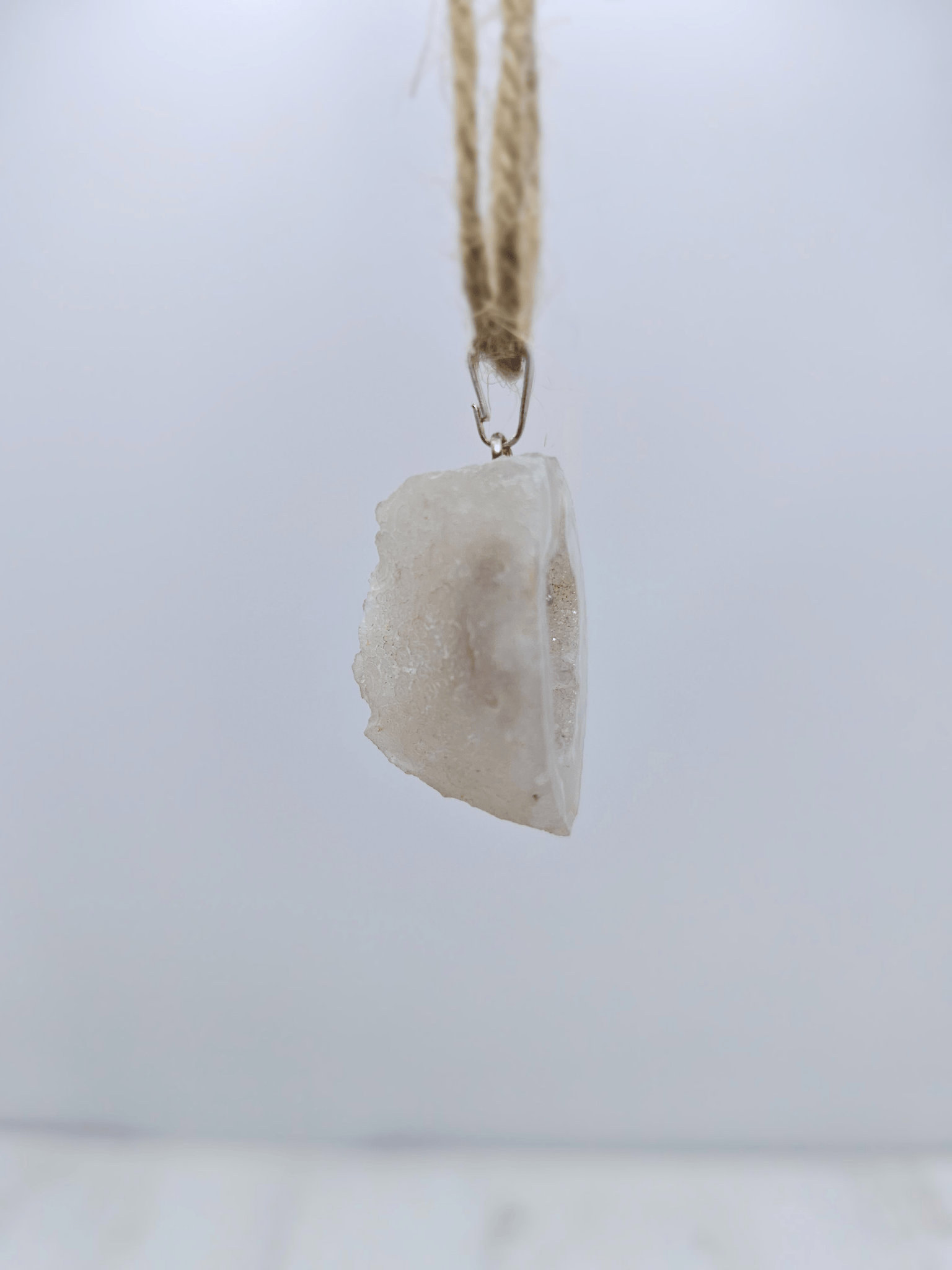 Colgante geodino de Ágata en baño de plata | equilibrio y protección suave