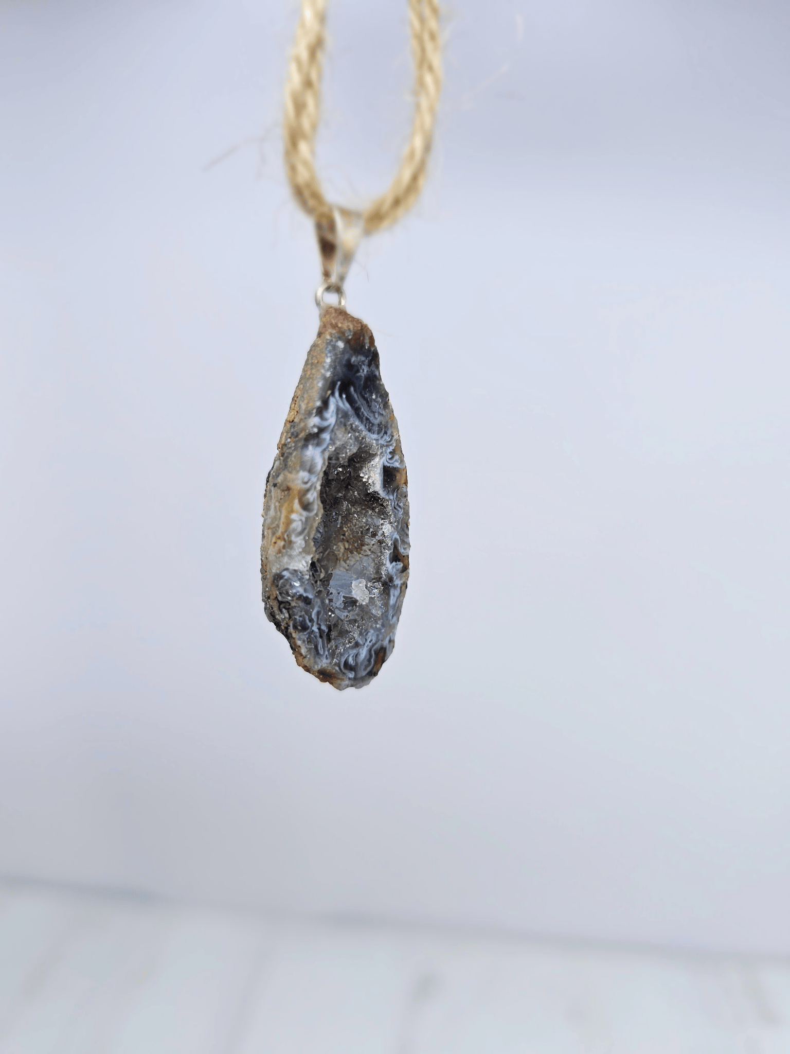 Colgante geodino de Ágata en baño de plata | equilibrio y protección suave