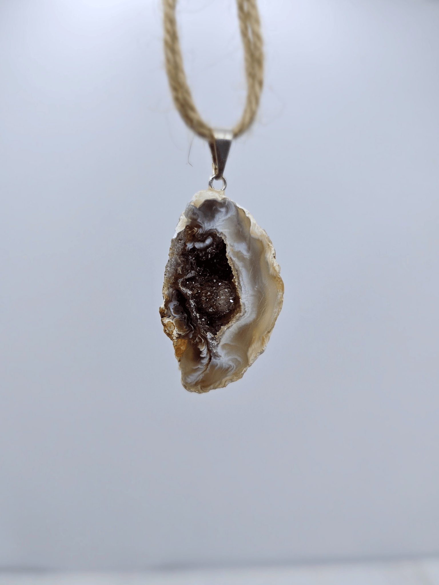 Colgante geodino de Ágata en baño de plata | equilibrio y protección suave